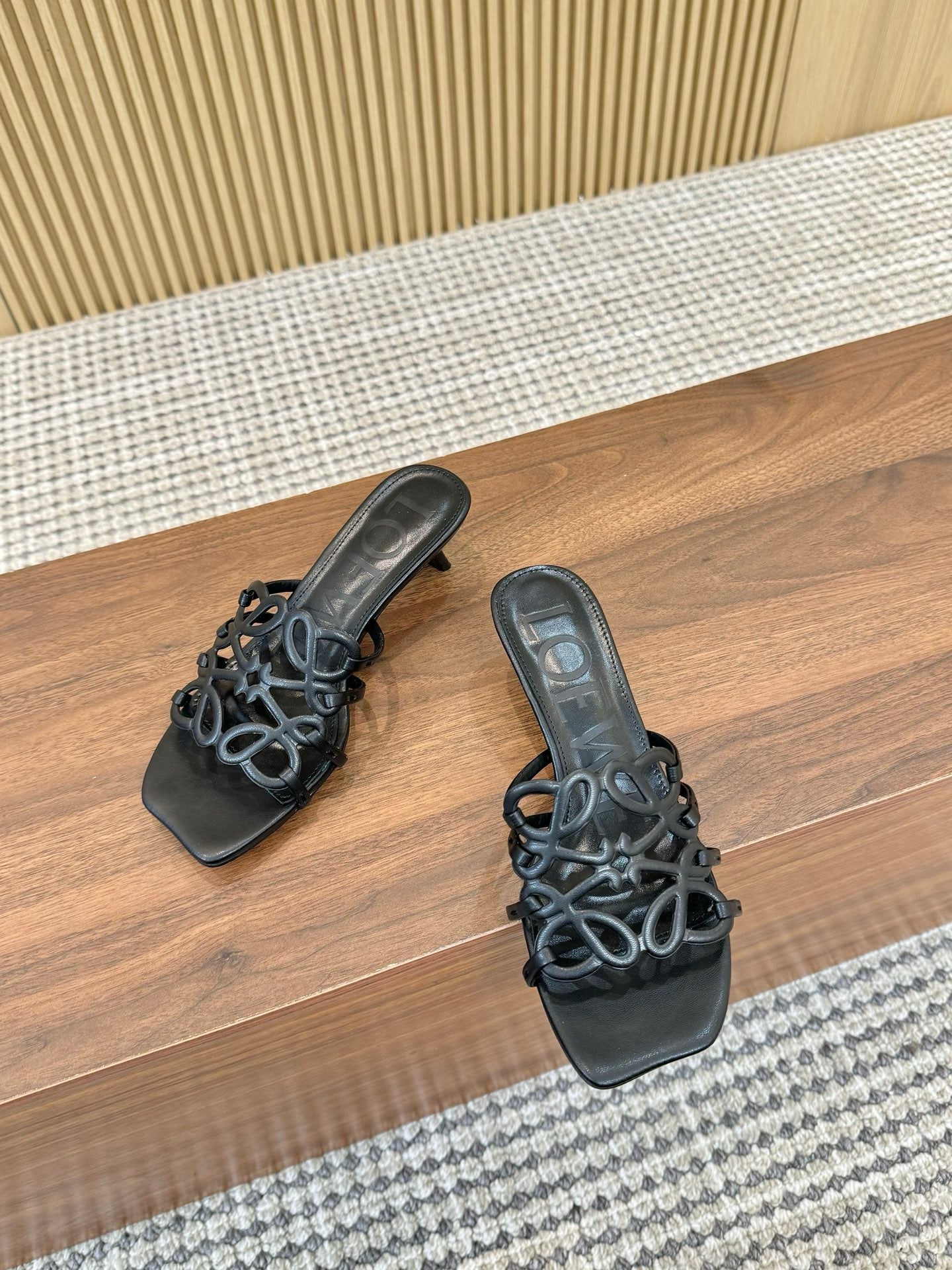 255QA33ZDE Stylish leather Slippers