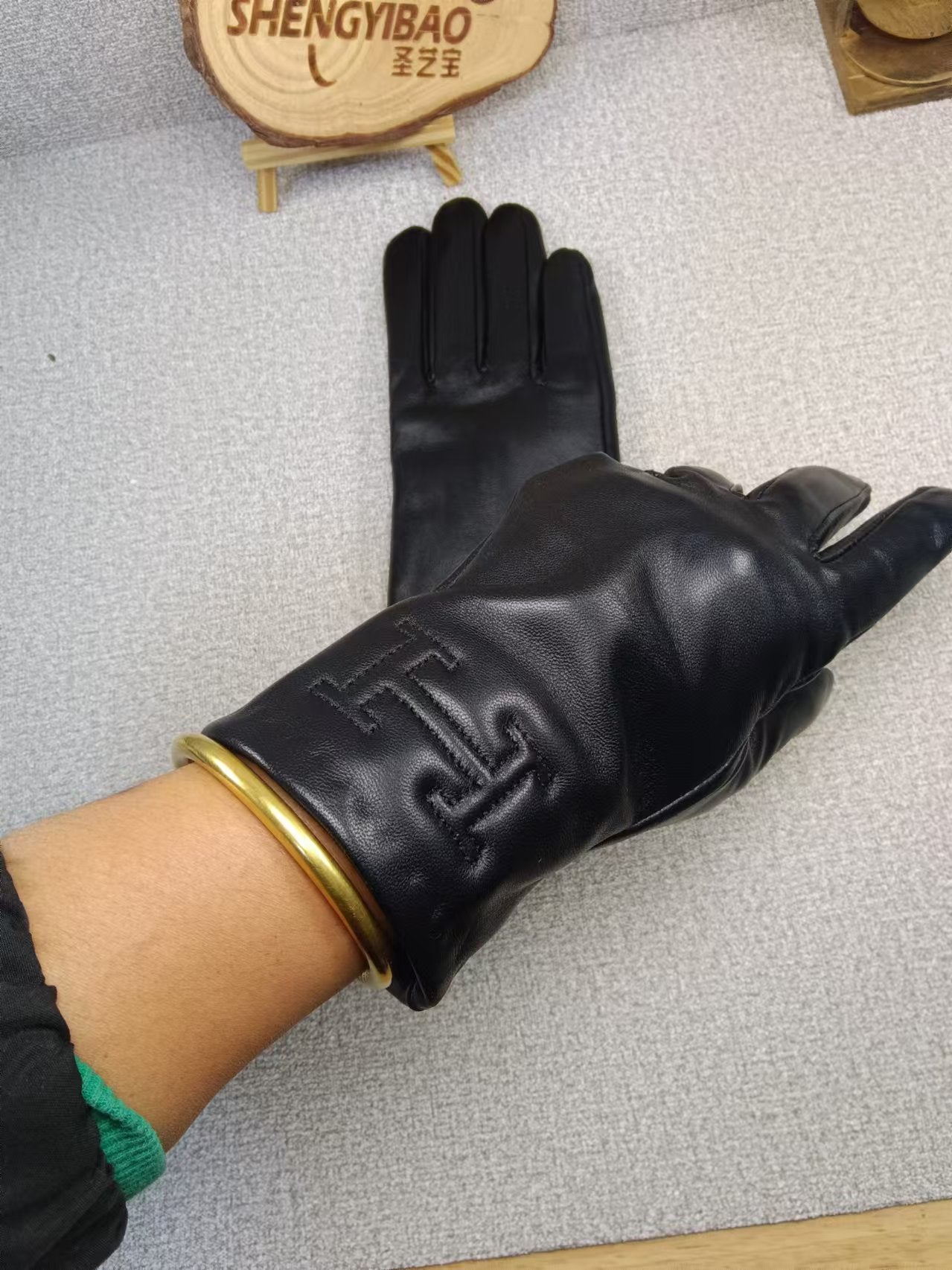 24H100SDE Stylish gloves