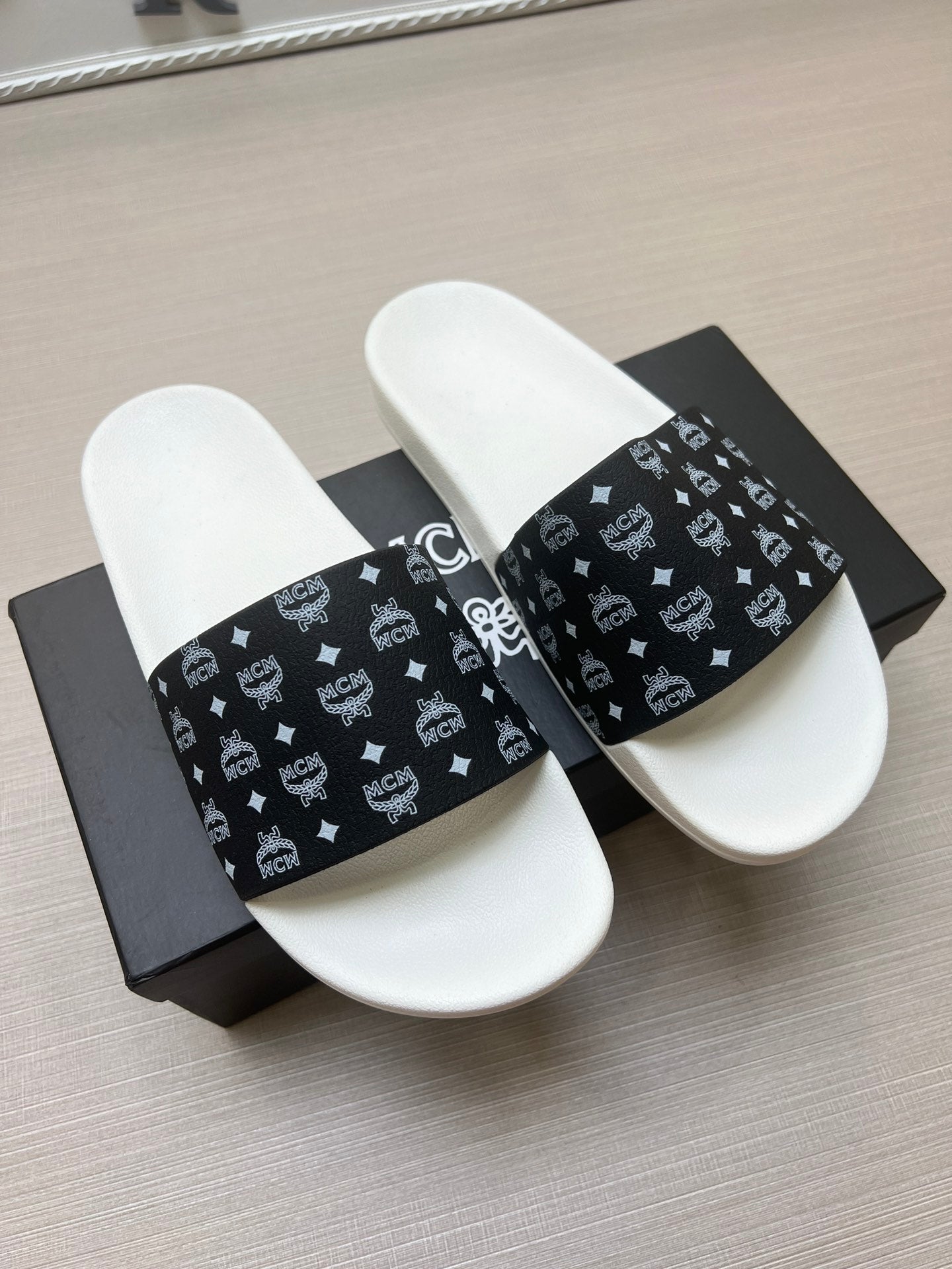 54M46ZDE Stylish slippers