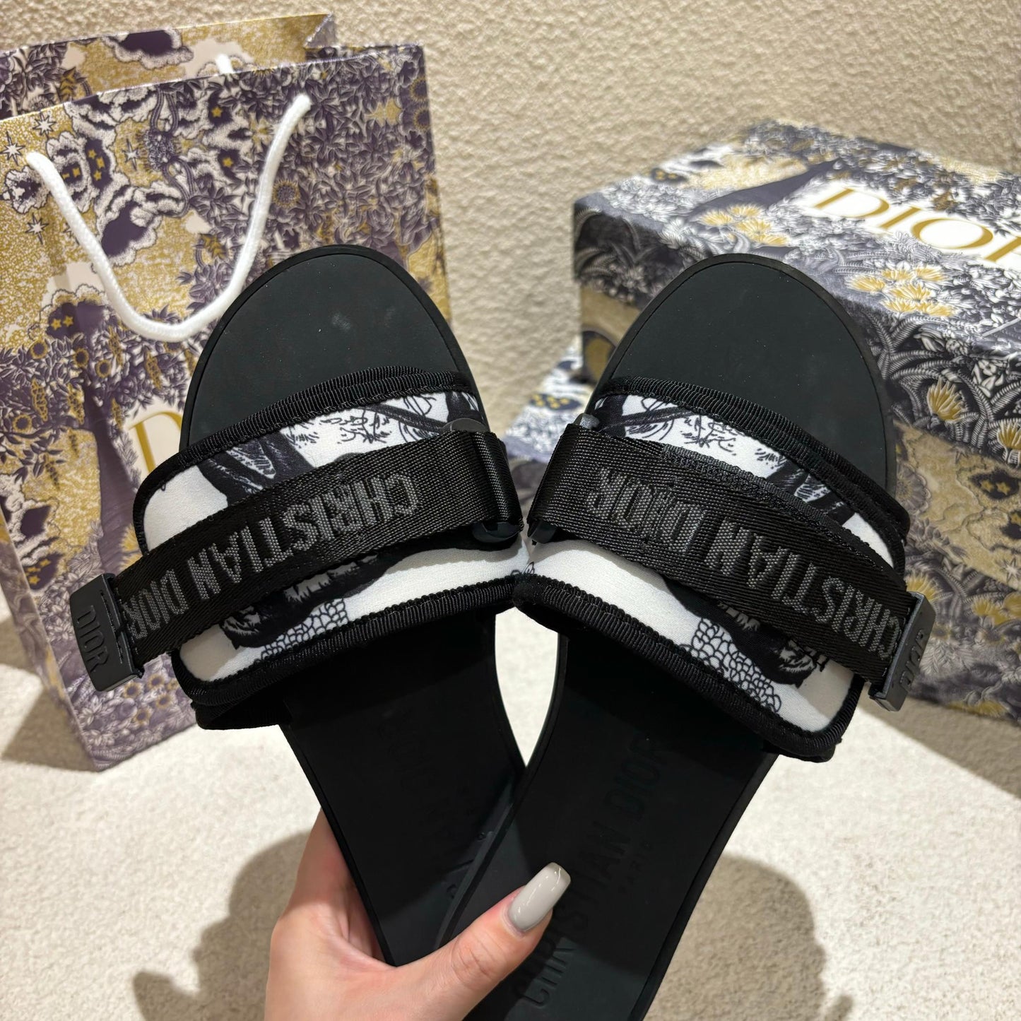 14D17ZDE Stylish slippers