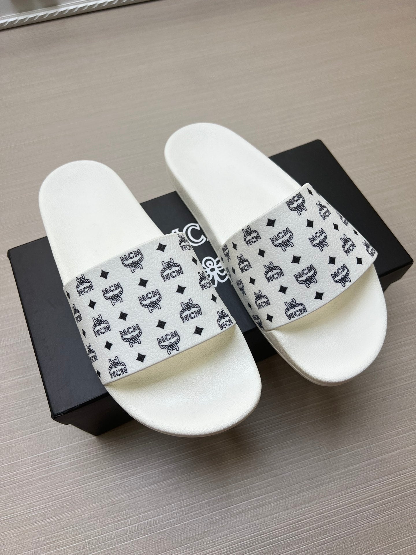 54M46ZDE Stylish slippers