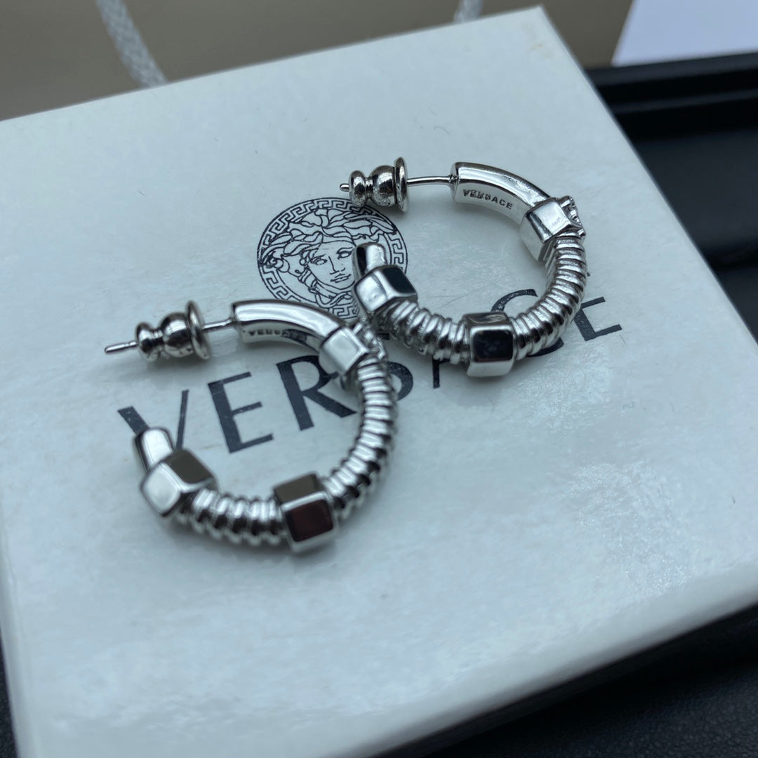 1YV467EDE Stylish Earrings