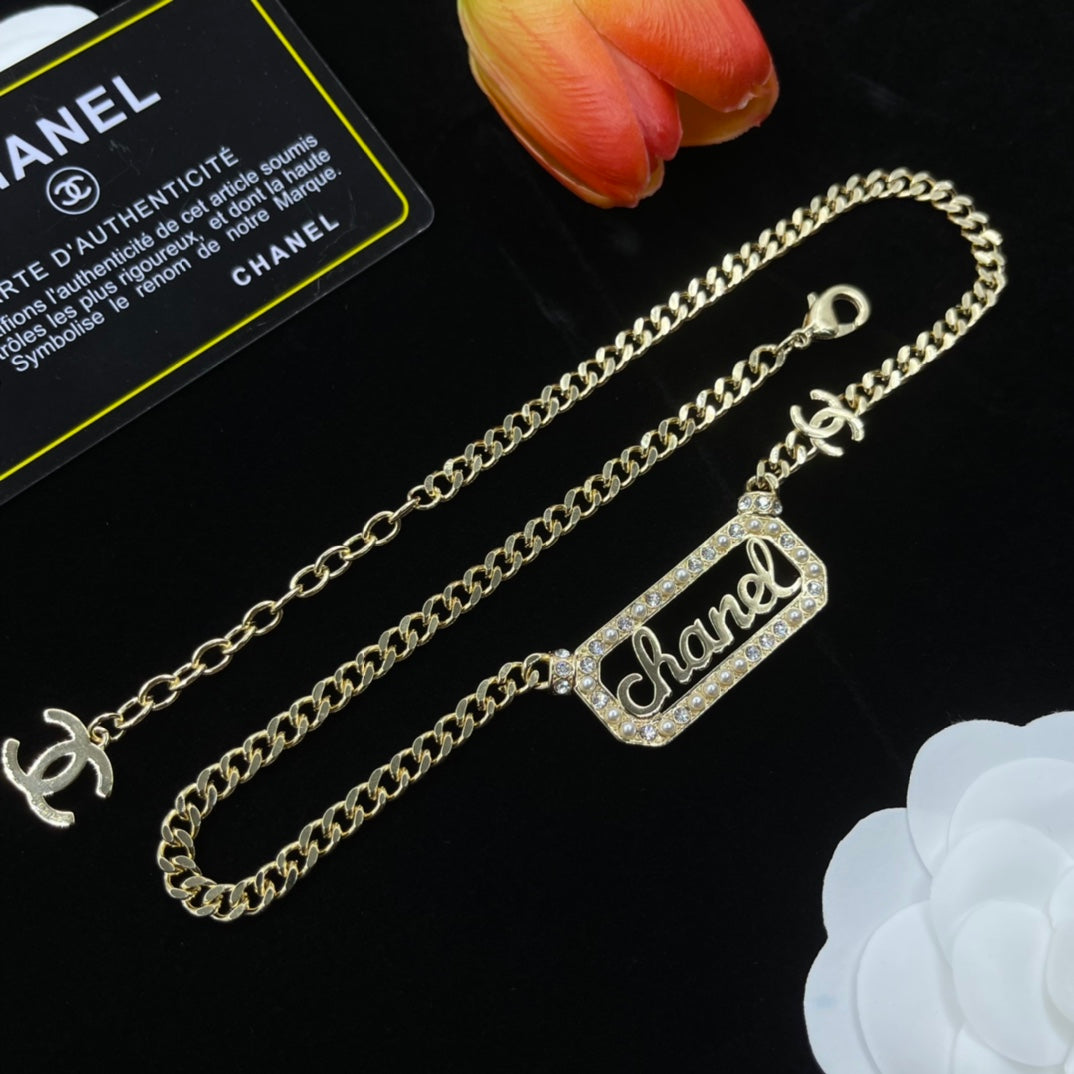 14C919XDE Stylish Necklaces