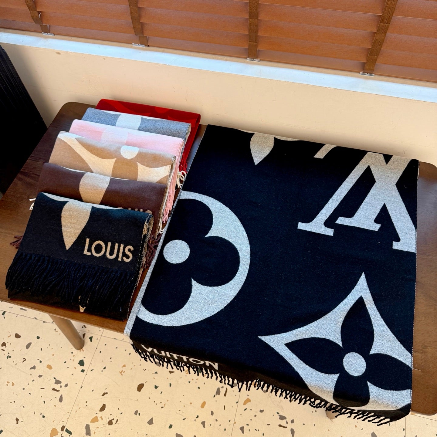 185ZE66WDE Stylish Winter Scarves