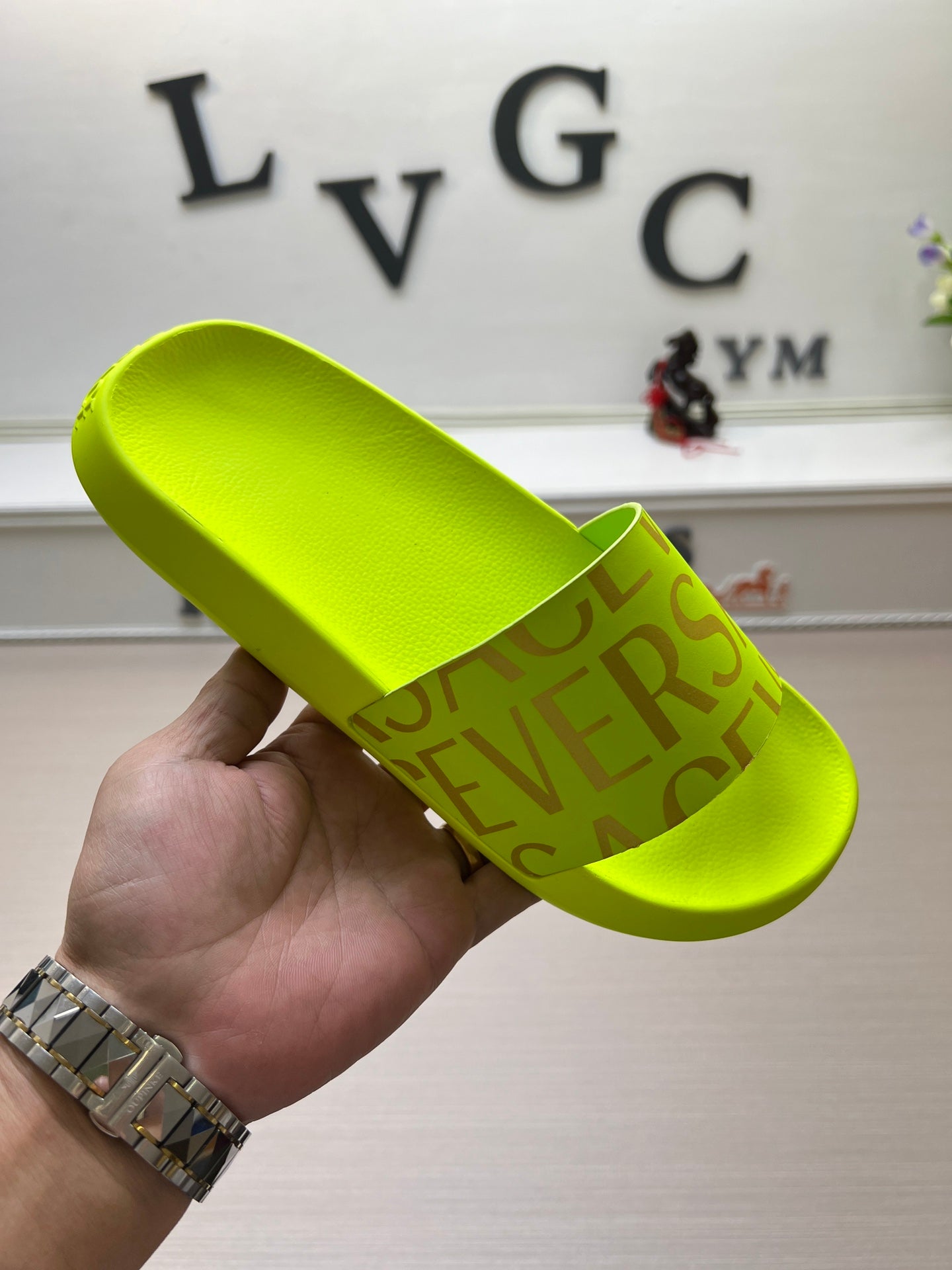 54V108ZDE Stylish slippers
