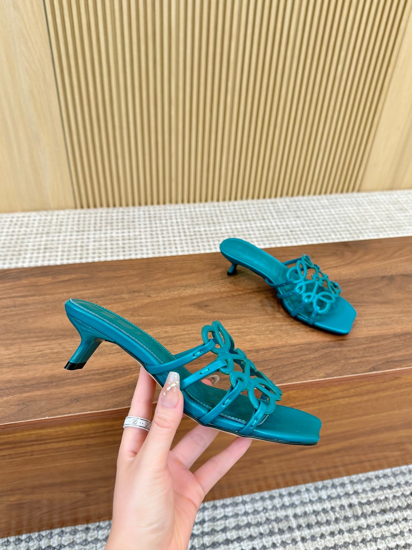 255QA33ZDE Stylish leather Slippers