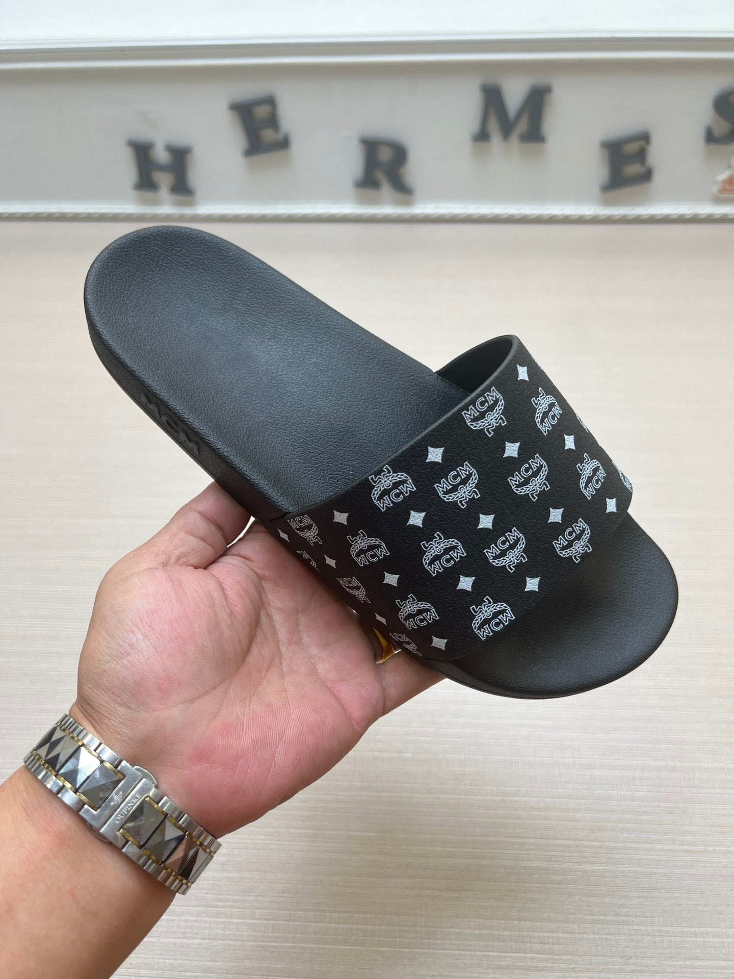 54M46ZDE Stylish slippers