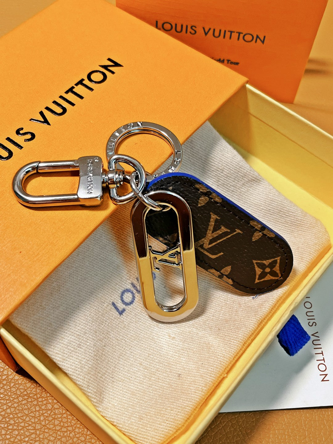 14E61ADE Stylish key closure