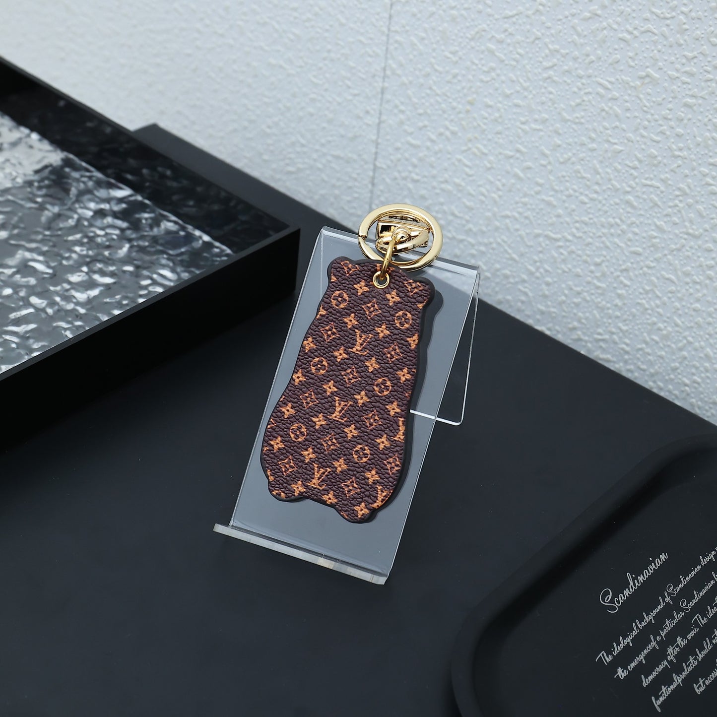 14E88ADE Stylish key closure