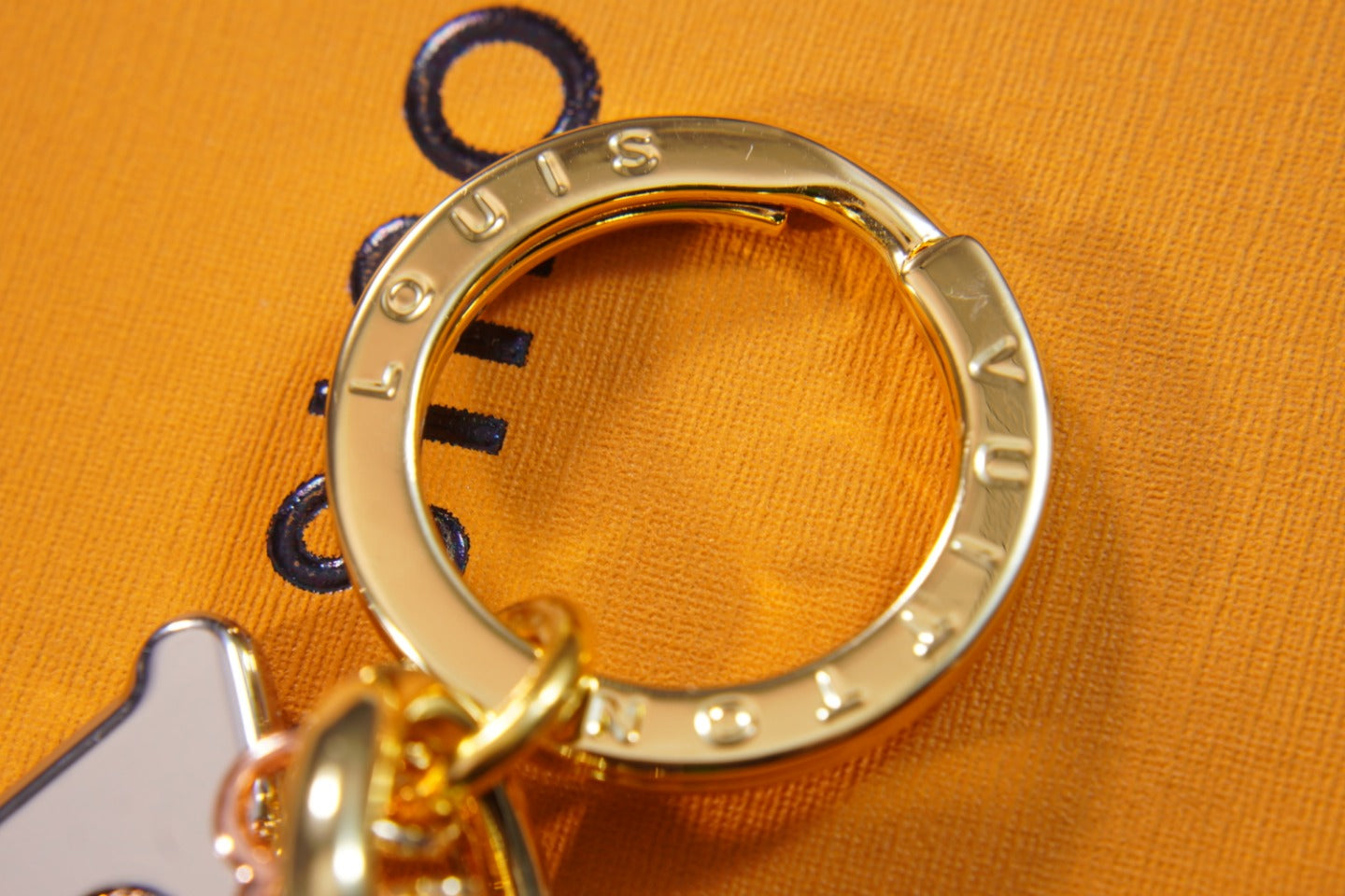 14E91ADE Stylish key closure
