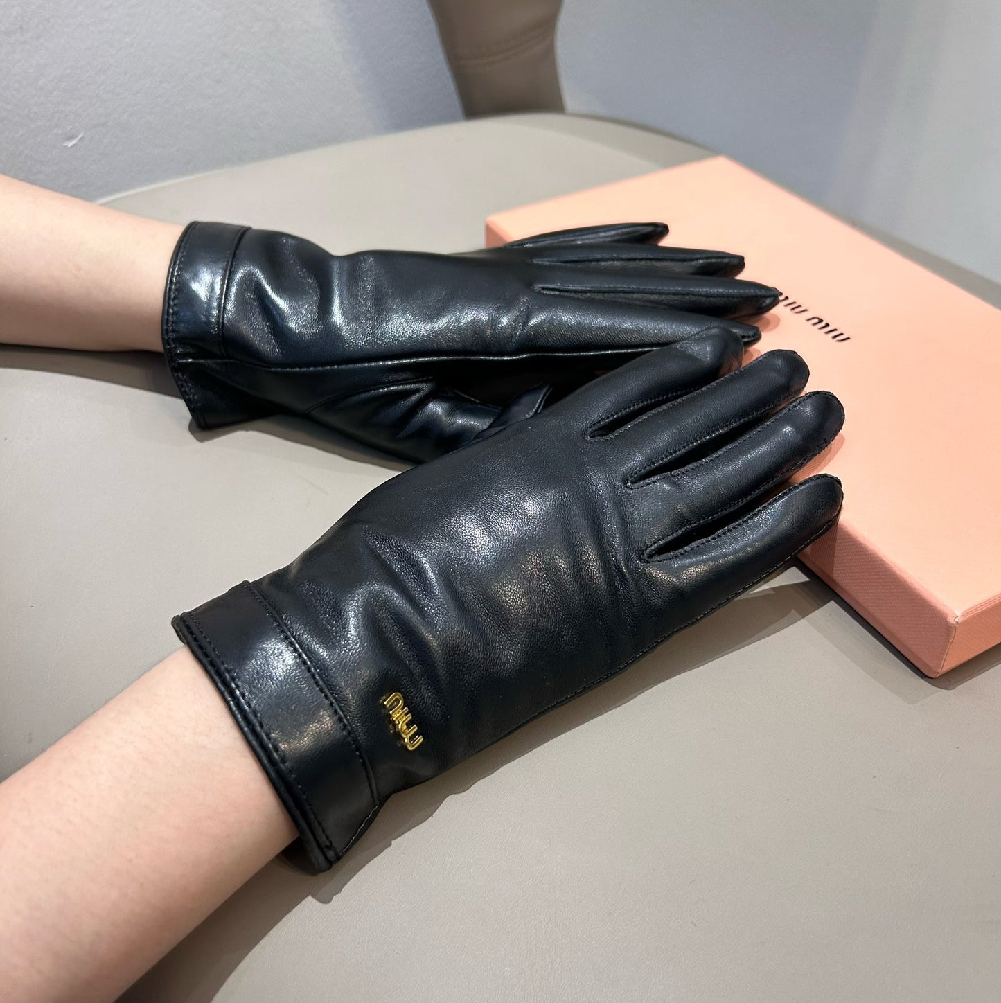 14A21SDE Stylish sheepskin gloves