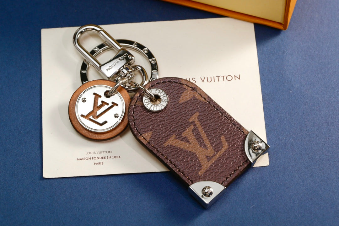 3RE18ADE Stylish key closure