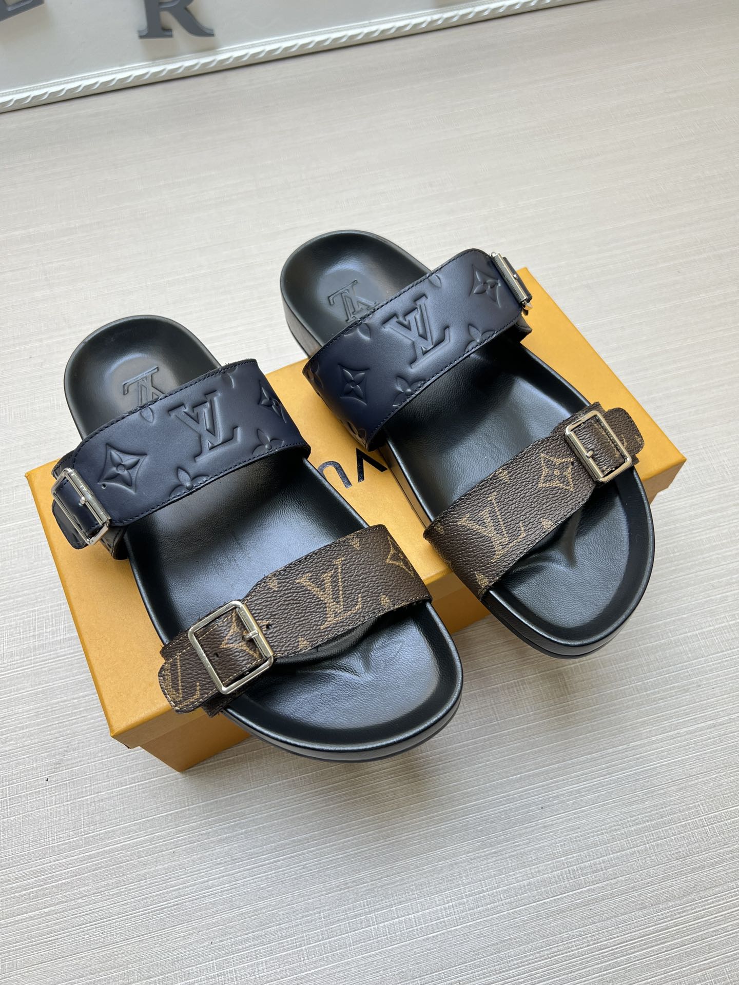 54E87ZDE Stylish slippers