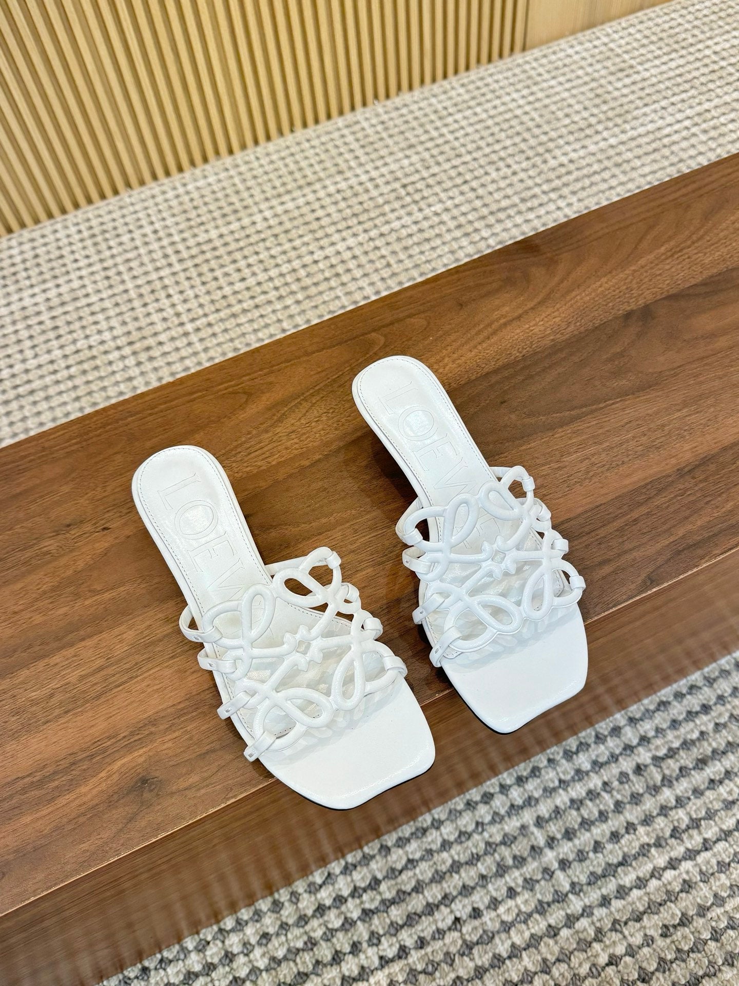 255QA33ZDE Stylish leather Slippers
