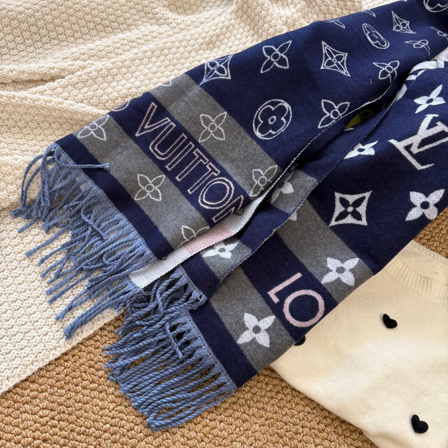 185ZE69WDE Stylish Winter Scarves