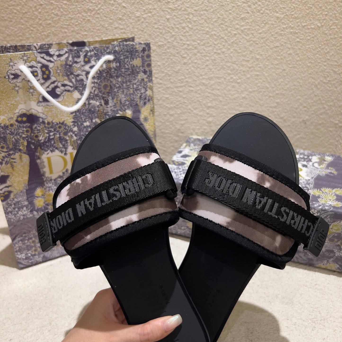 14D18ZDE Stylish slippers
