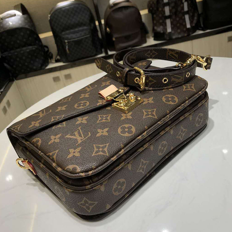 1E65BDE Stylish leather bag