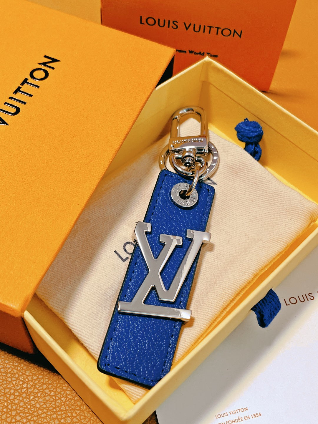 14E58ADE Stylish key closure