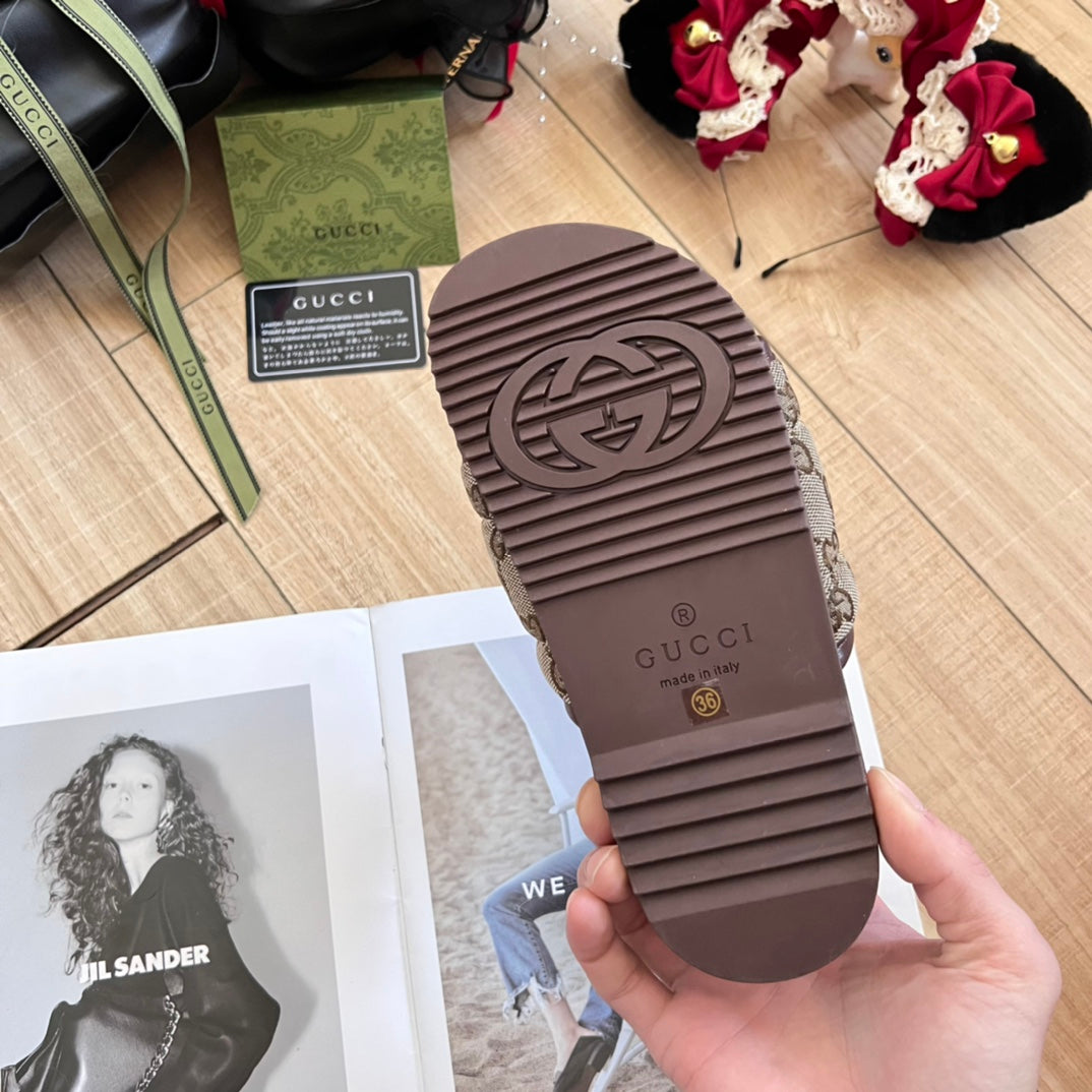 14B84ZDE Stylish Slippers