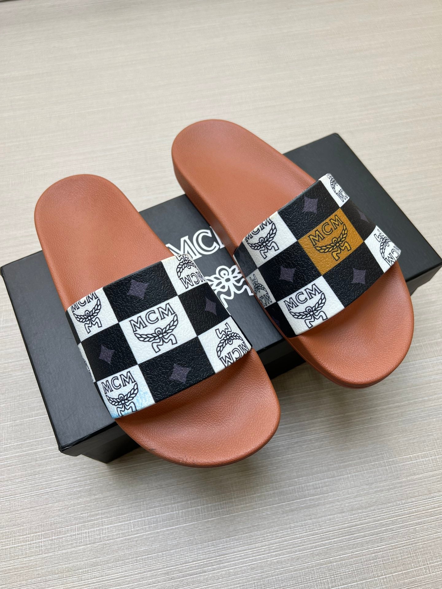 54M44ZDE Stylish slippers