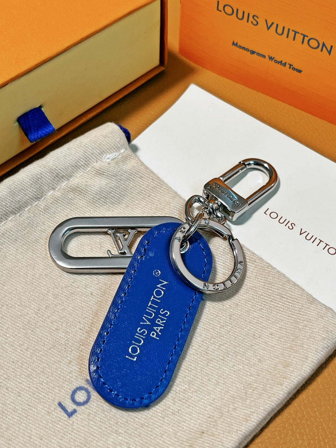 14E61ADE Stylish key closure