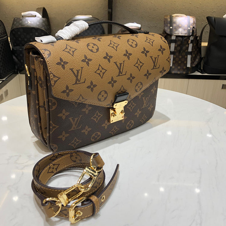 1E65BDE Stylish leather bag