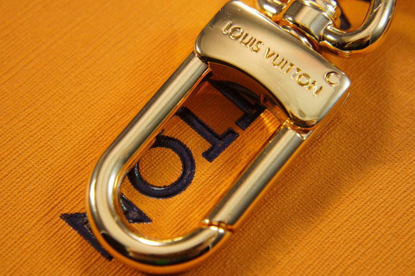 14E91ADE Stylish key closure