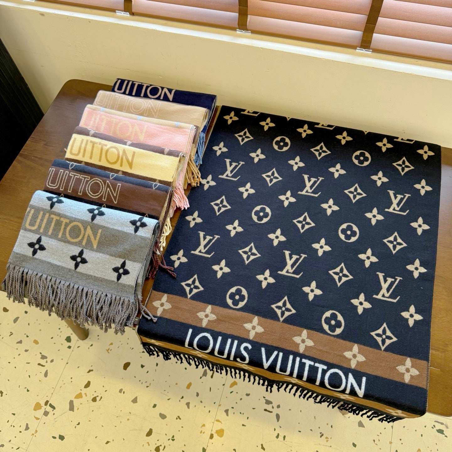185ZE69WDE Stylish Winter Scarves