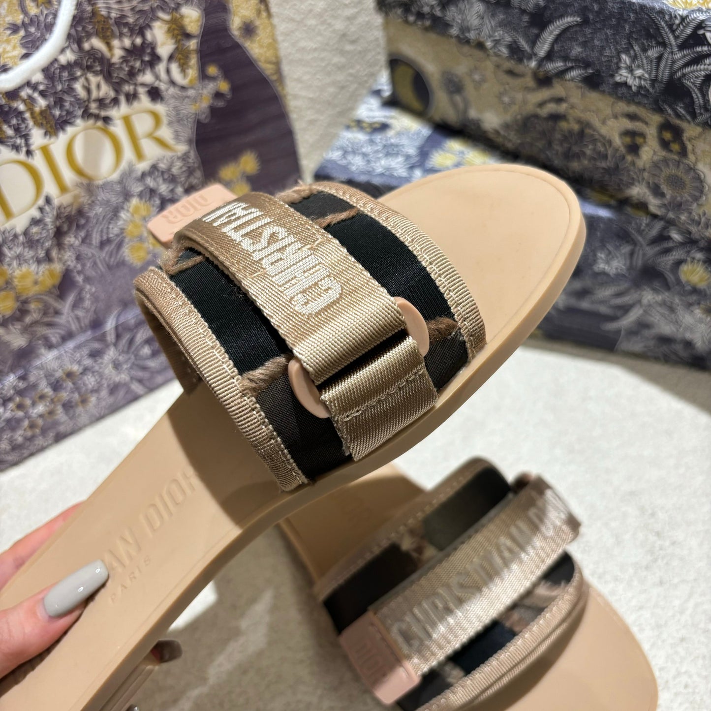 14D17ZDE Stylish slippers