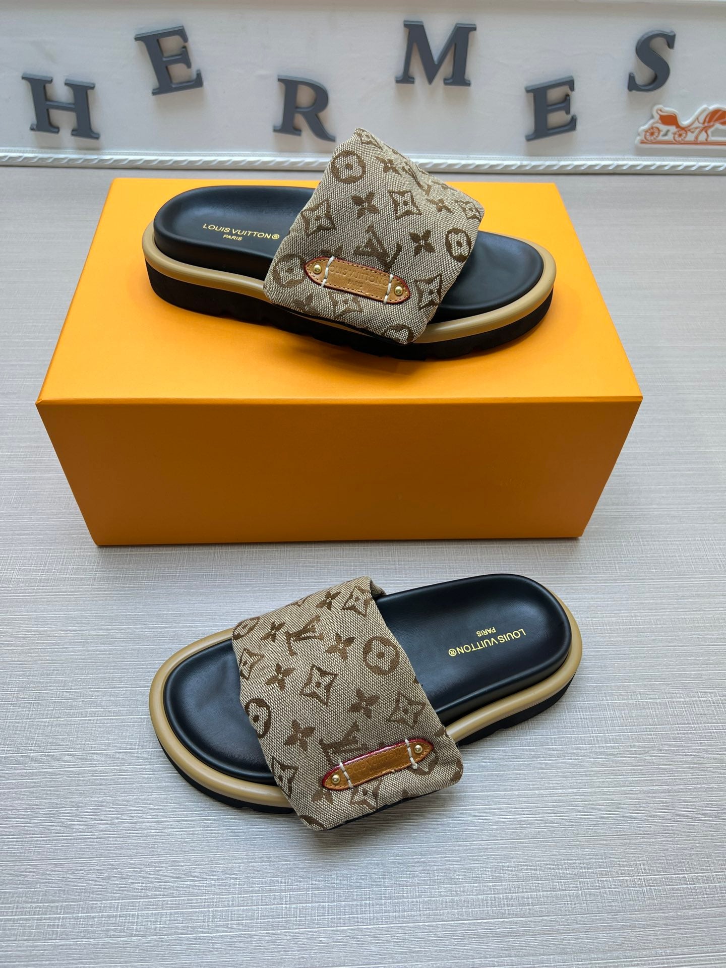 54E100ZDE Stylish slippers Sole thickness 5cm