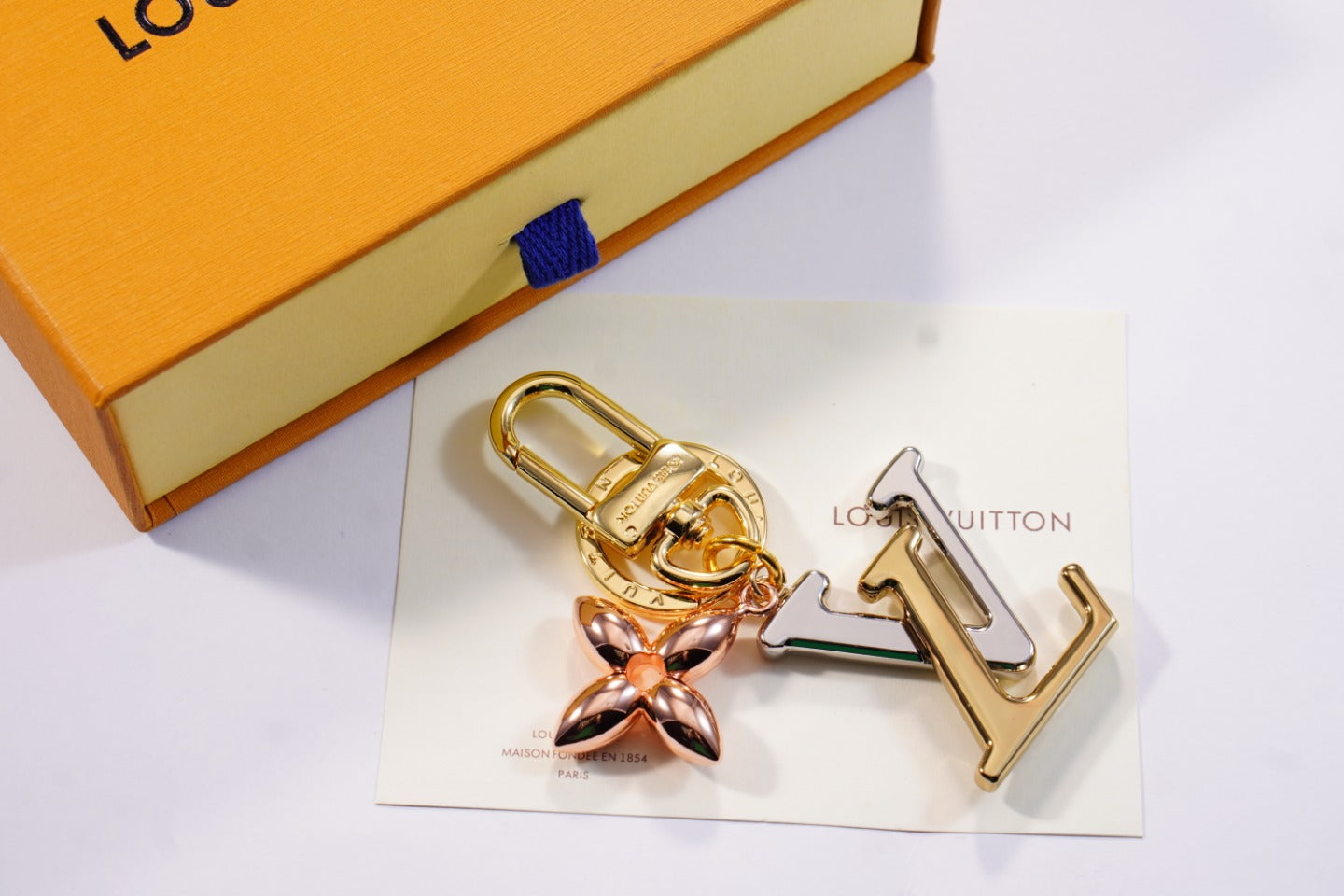 14E91ADE Stylish key closure