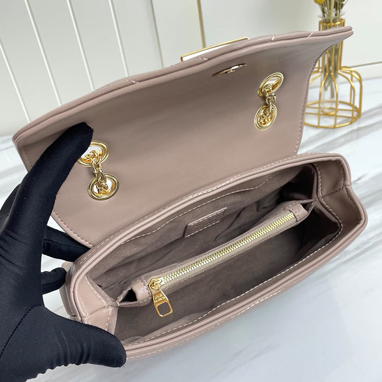 AE028BDE Stylish leather bag