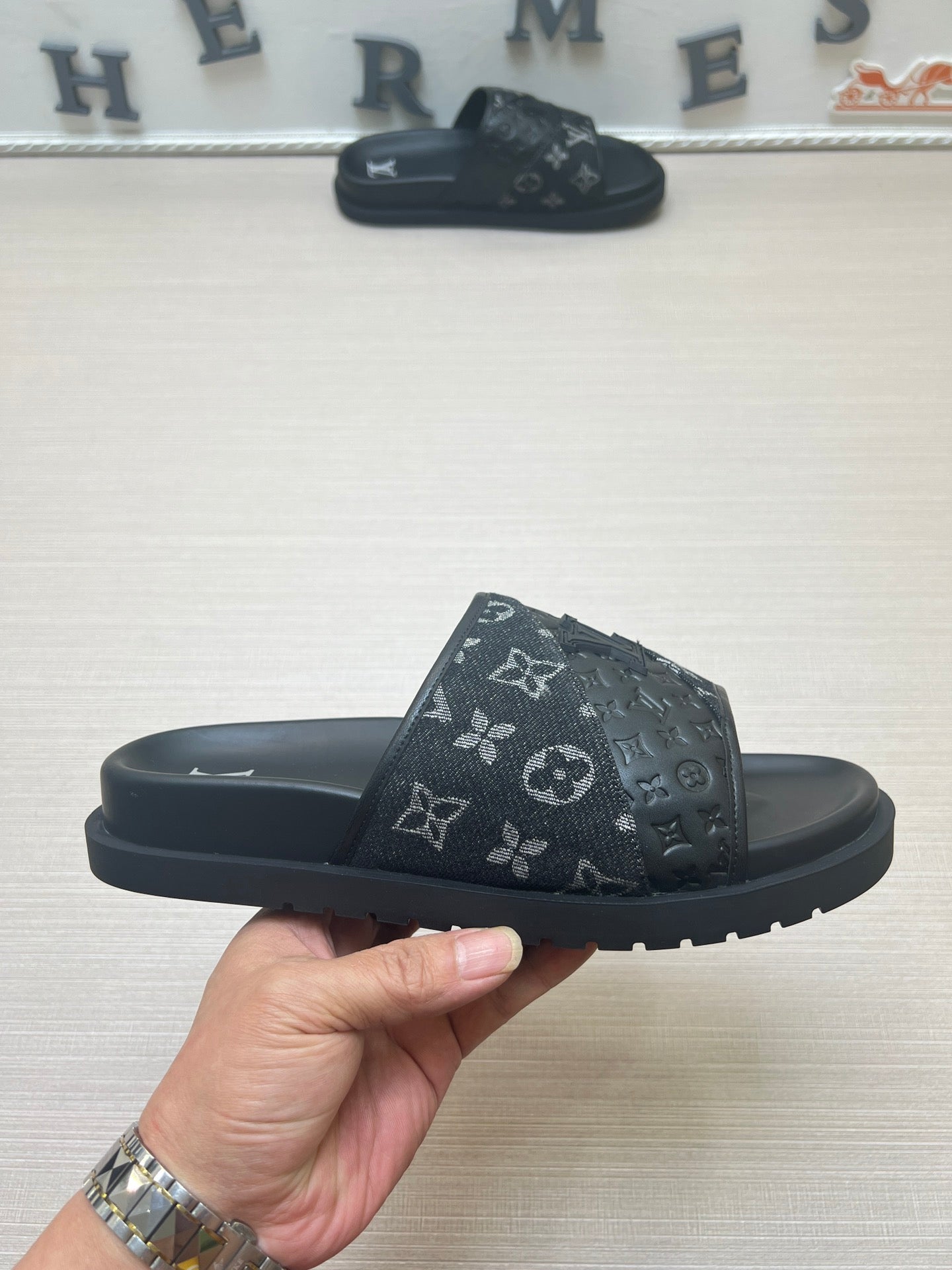 54E2ZDE Stylish slippers