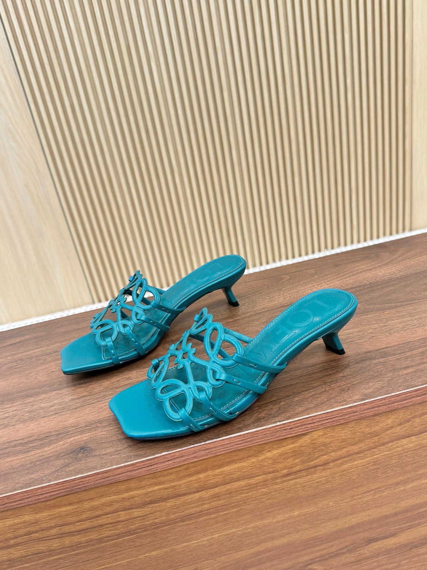 255QA33ZDE Stylish leather Slippers