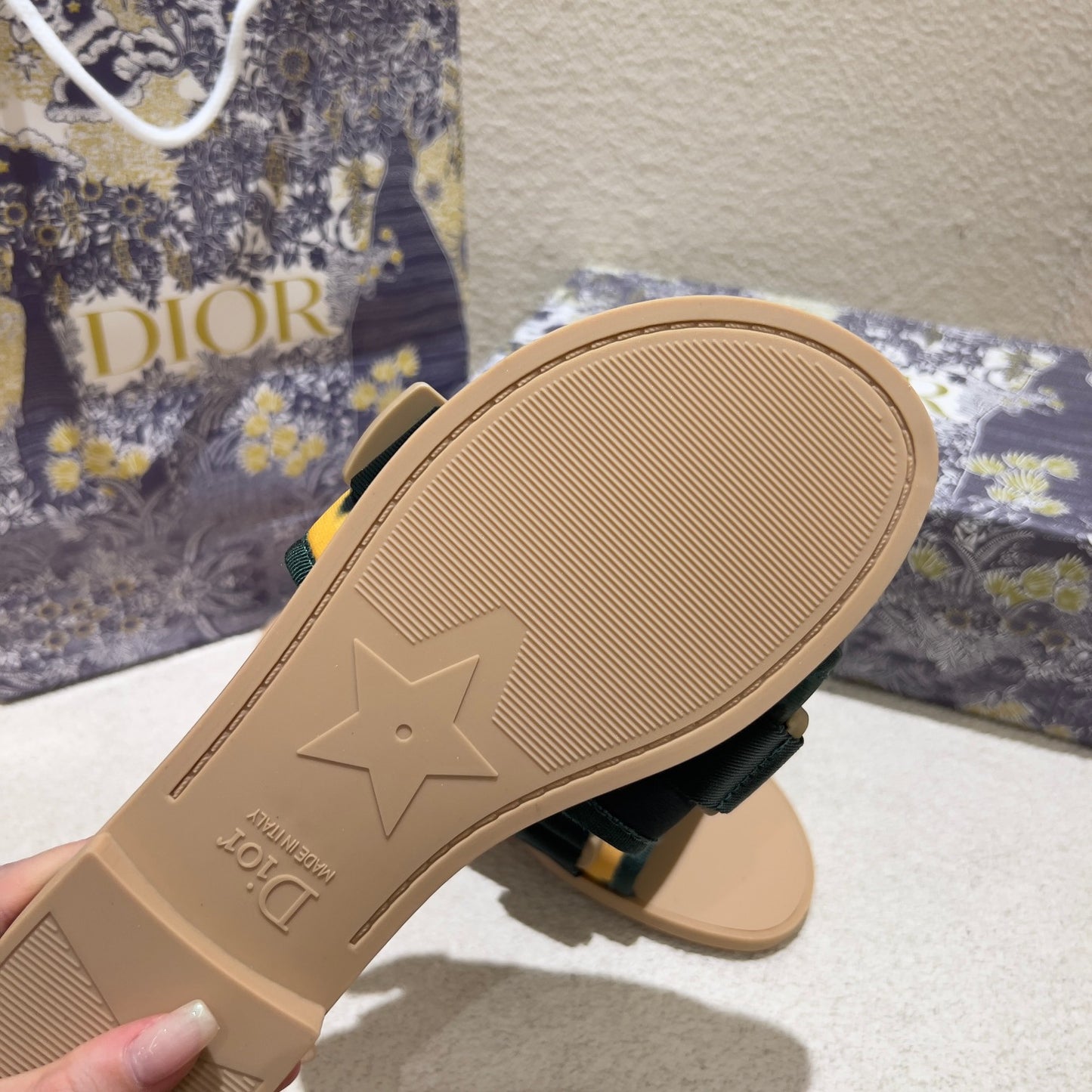 14D18ZDE Stylish slippers