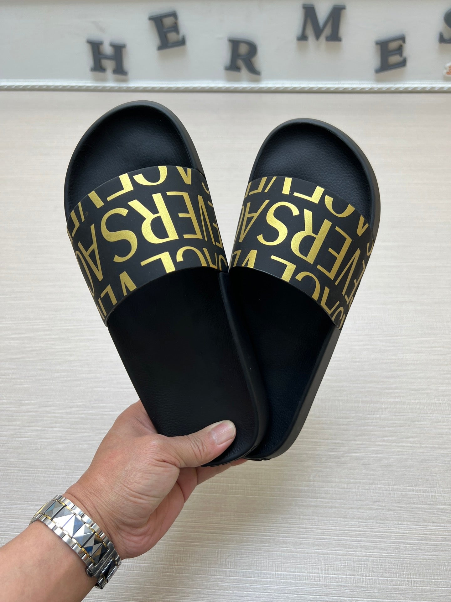 54V108ZDE Stylish slippers