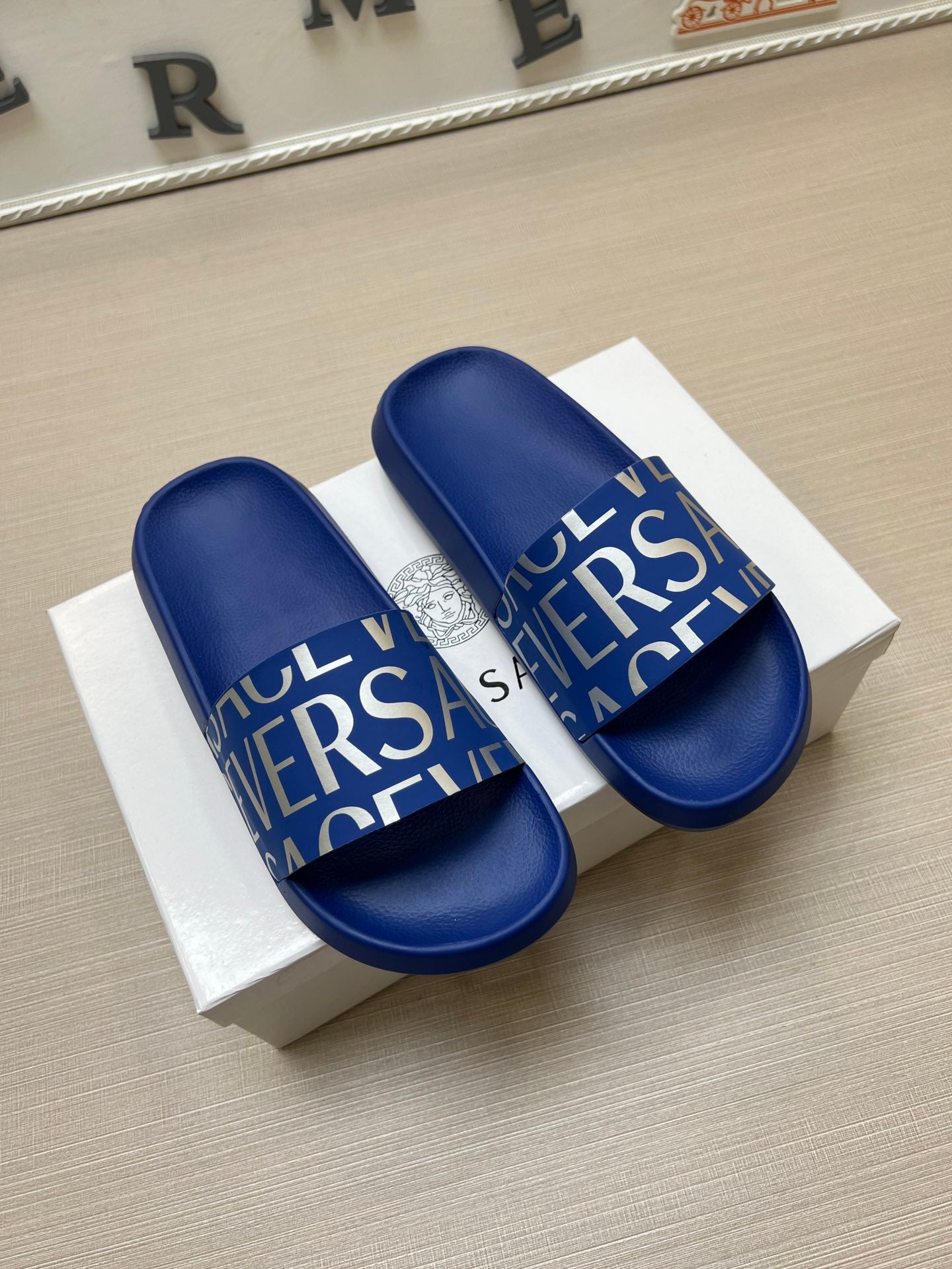 54V108ZDE Stylish slippers