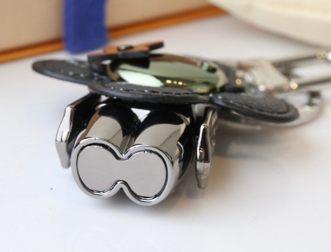 14E68ADE Stylish key closure