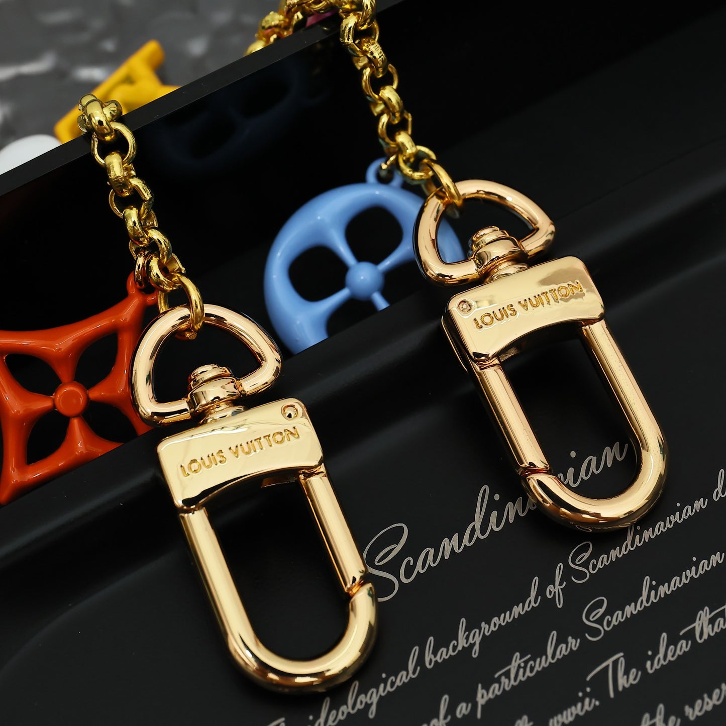 14E54ADE Stylish key closure