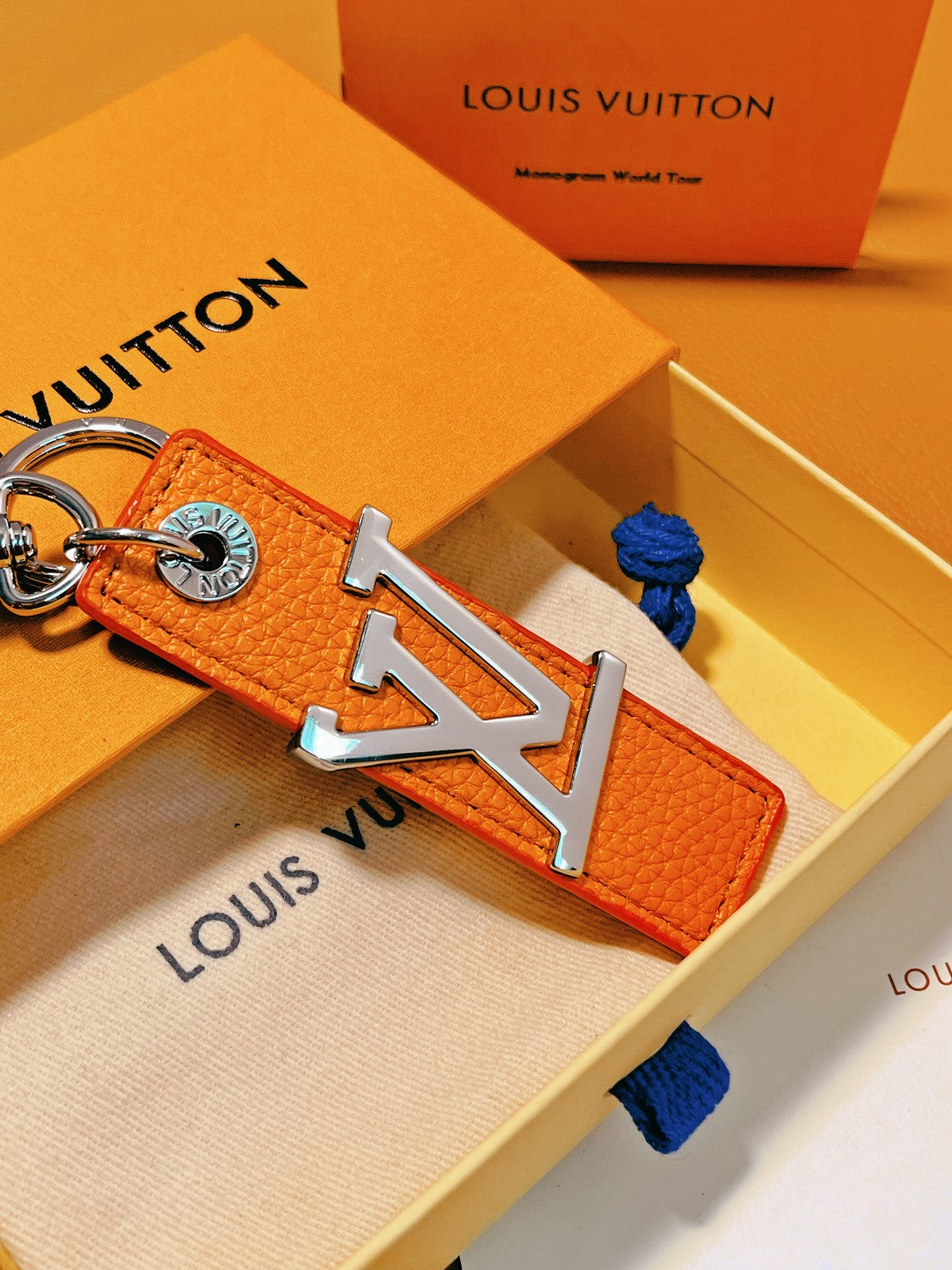 14E58ADE Stylish key closure