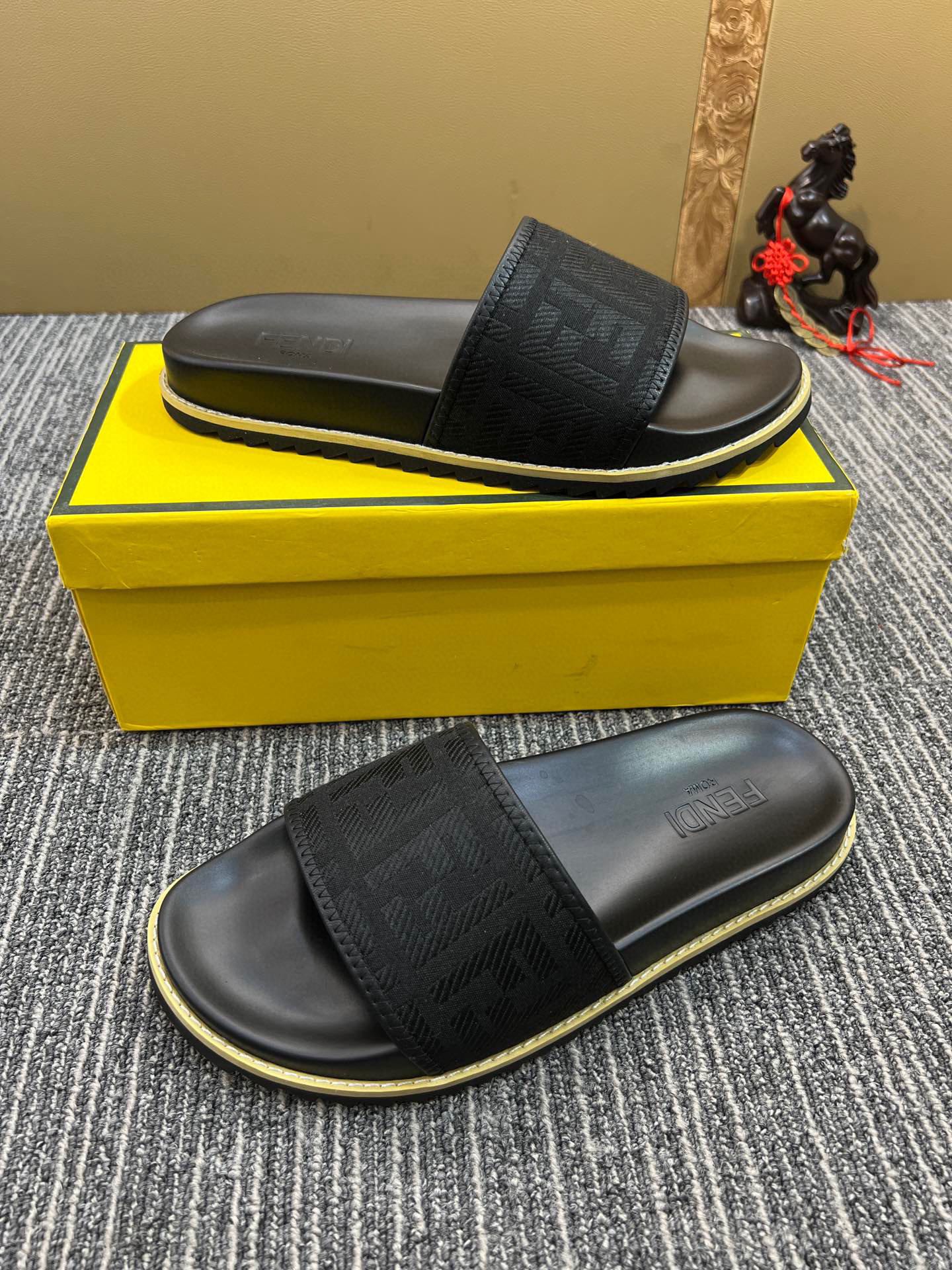 5XF105ZDE Stylish Slippers