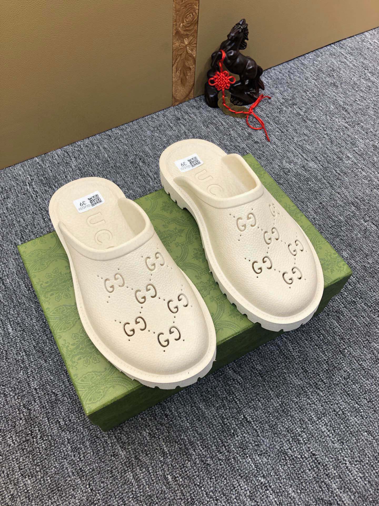 54B26ZDE Stylish slippers