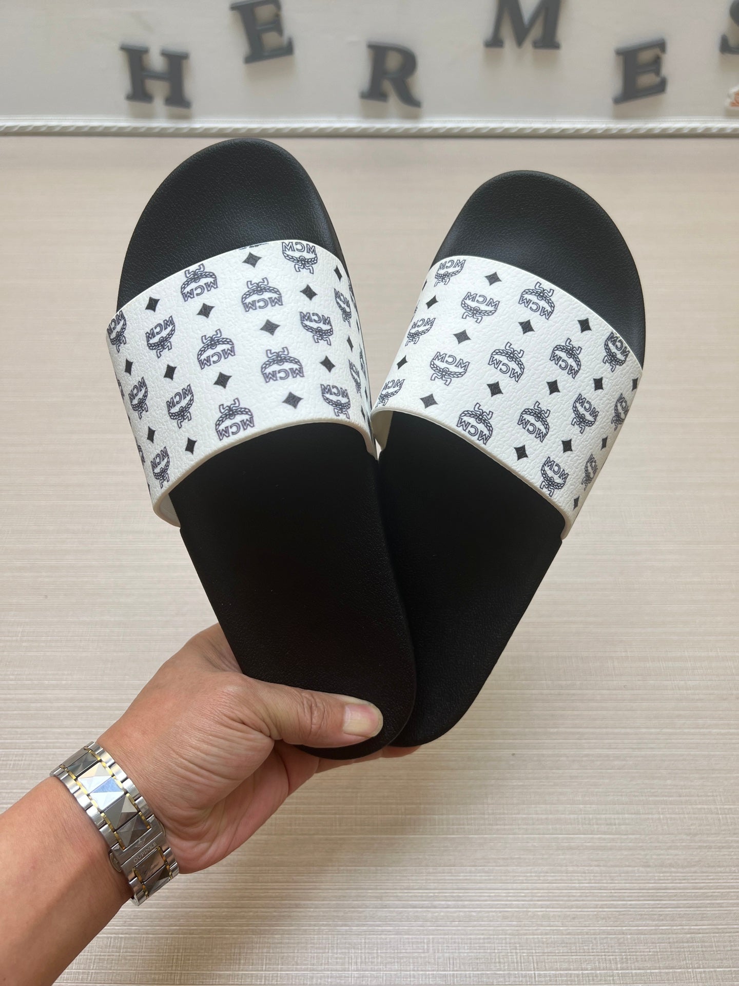 54M46ZDE Stylish slippers