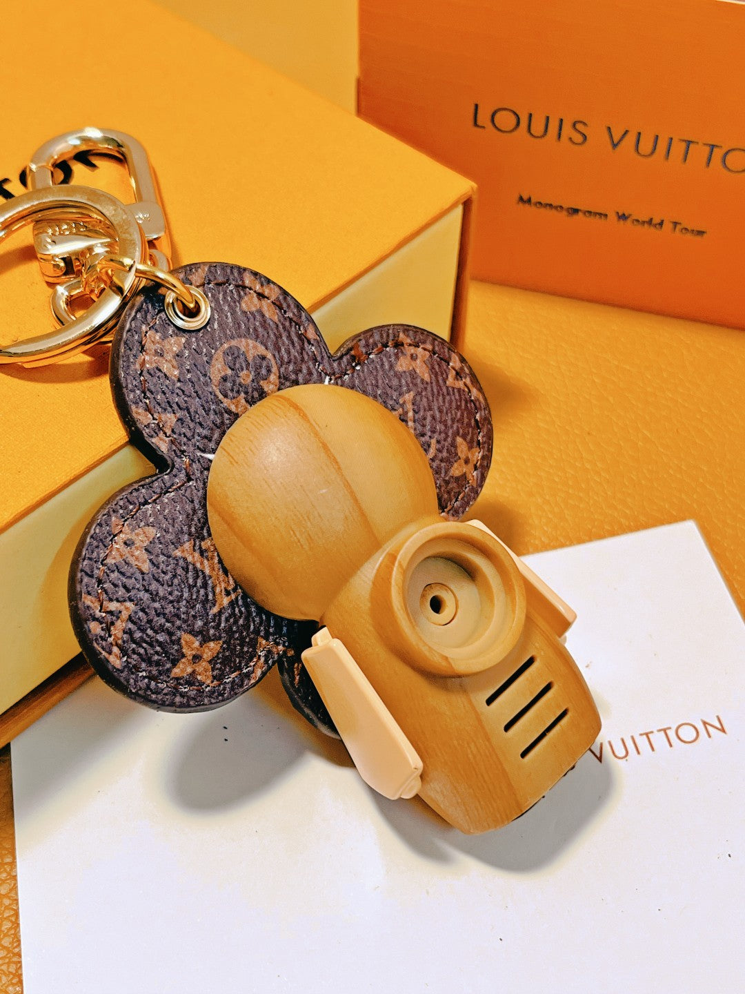 14E57ADE Stylish key closure