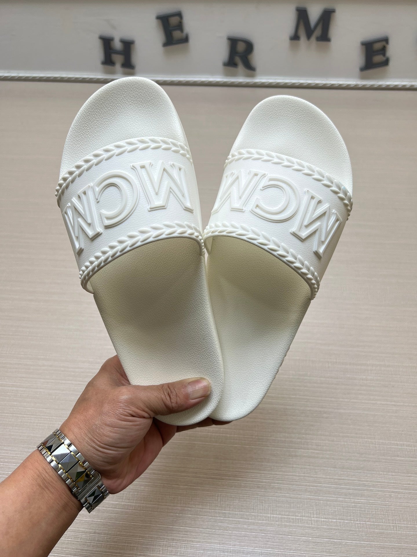54M42ZDE Stylish slippers