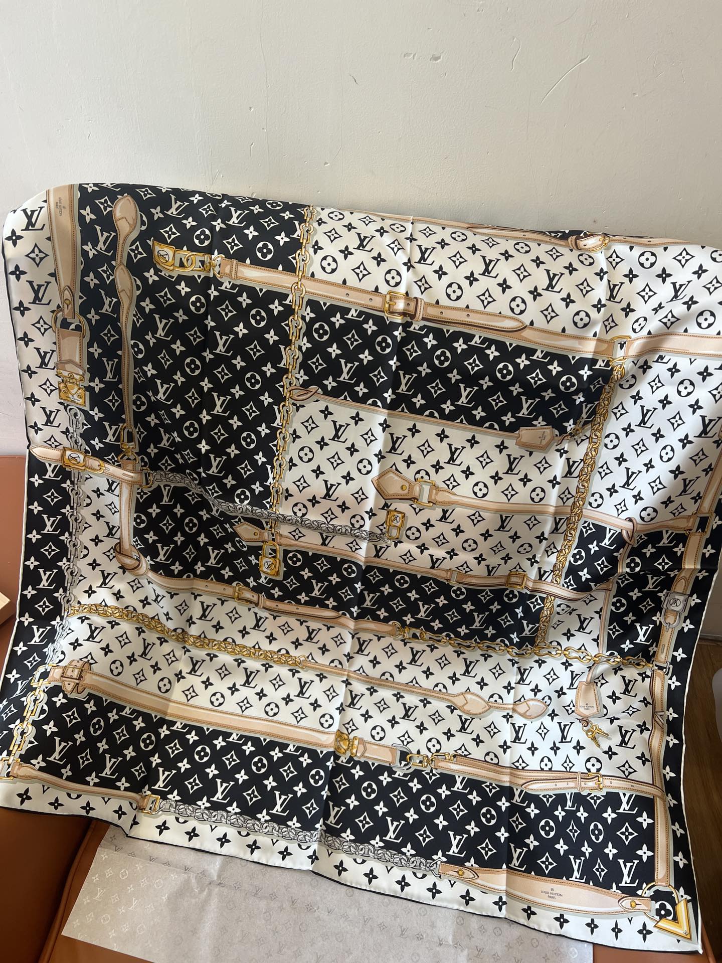 155NE81WDE Stylish Silk Scarve