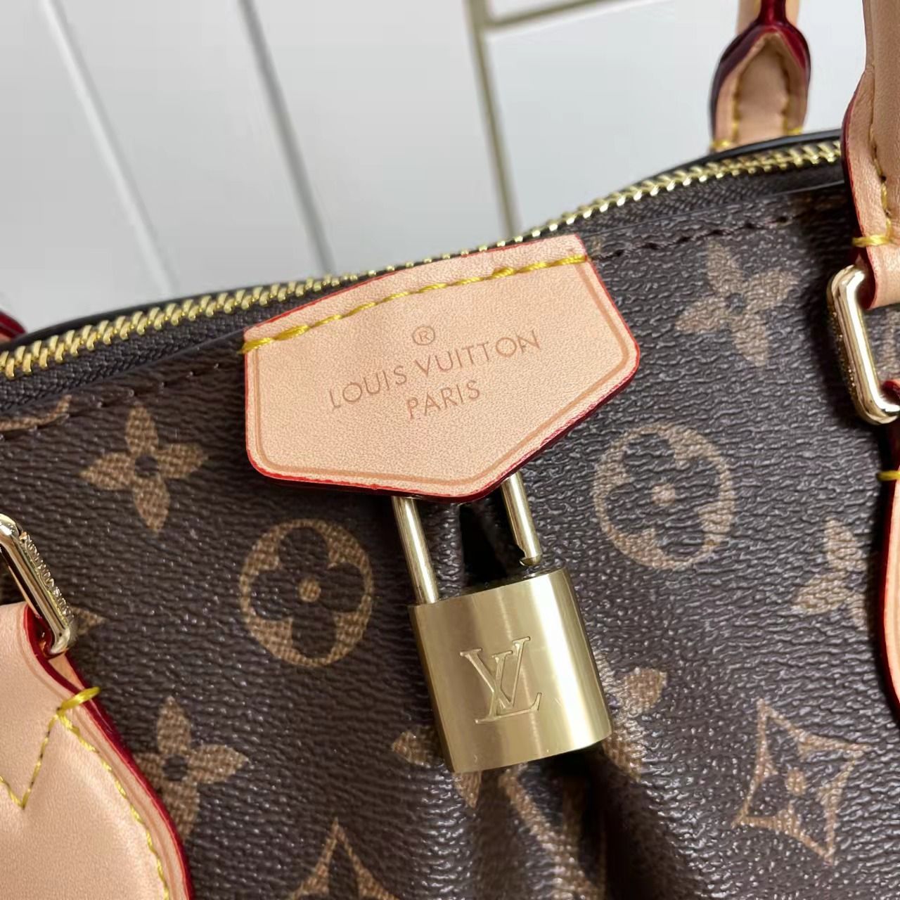 2EE1BDE Stylish leather bag