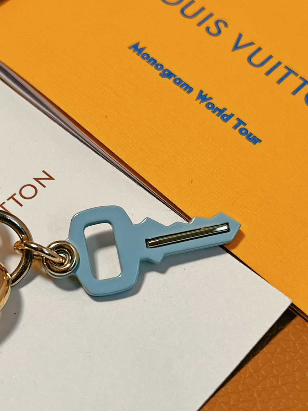 14E43ADE Stylish key closure