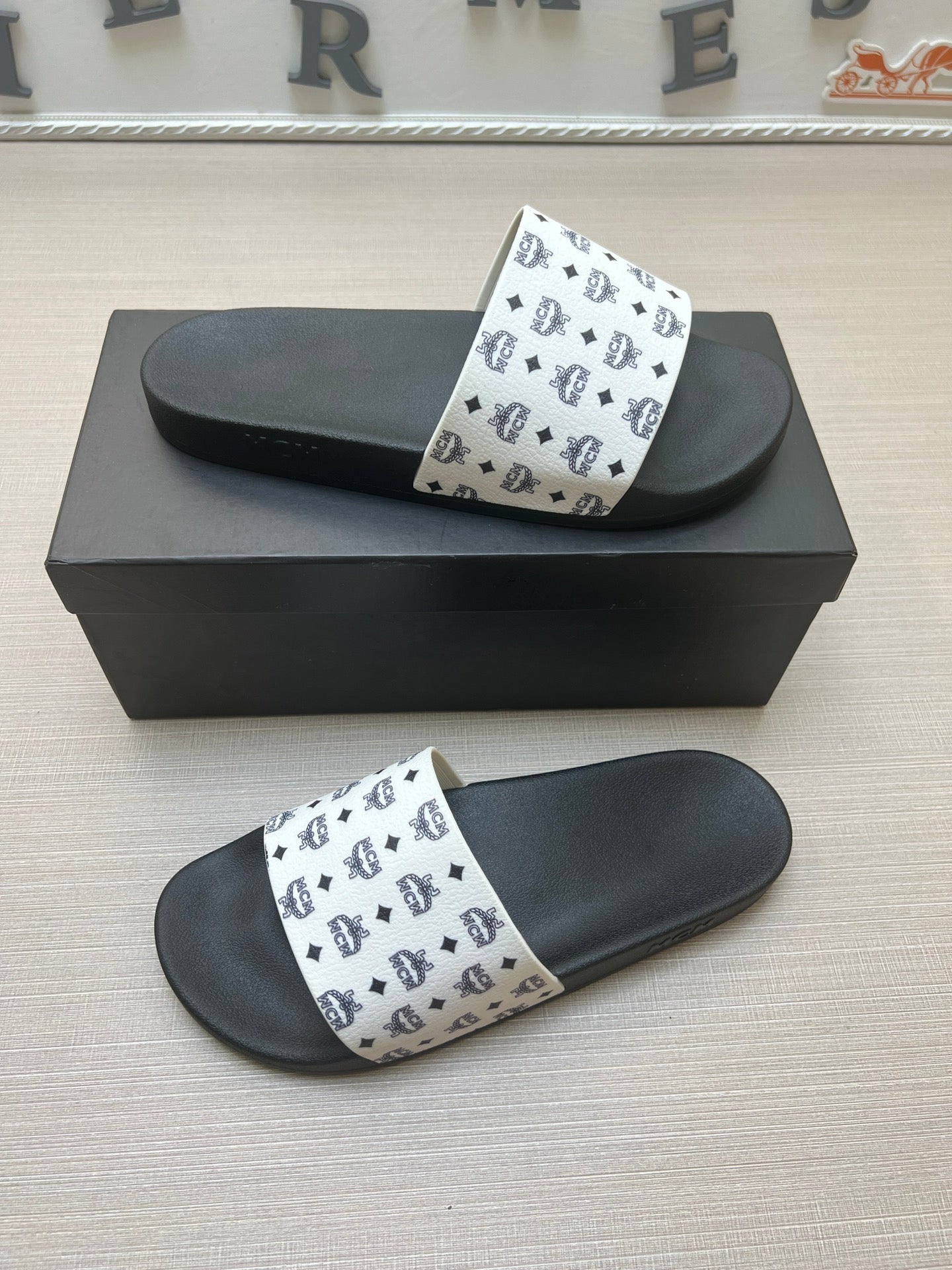 54M46ZDE Stylish slippers