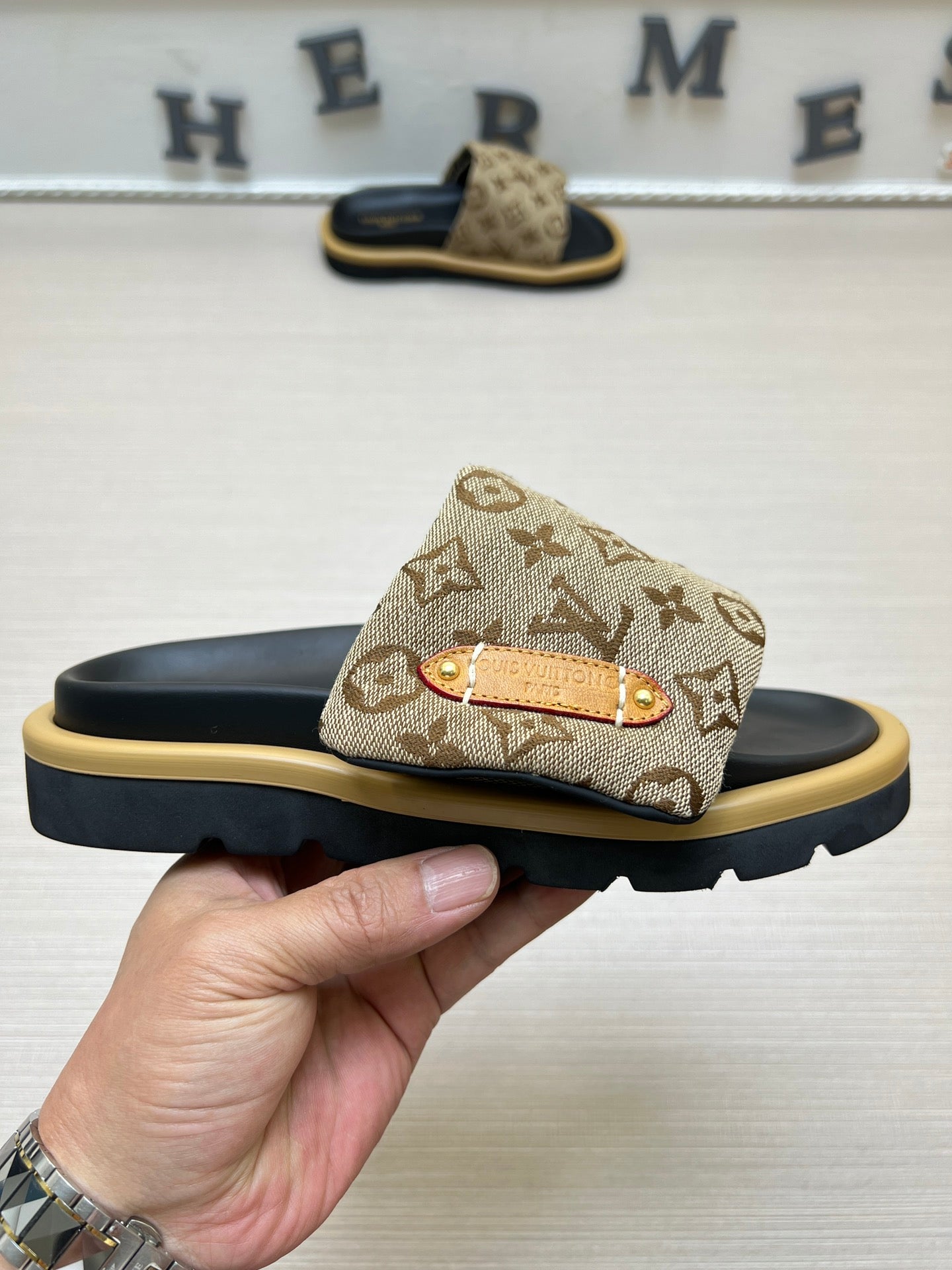 54E100ZDE Stylish slippers Sole thickness 5cm